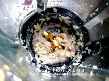step4: 期間將蒜頭 , 乾蔥頭去衣放入破壁機內蓋上蓋按1速打碎(或用刀剁碎)