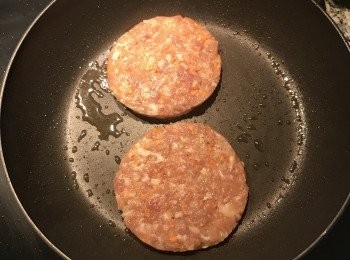 step10: 煎的時後，鍋熱放油，下漢堡肉排單面煎上色後；