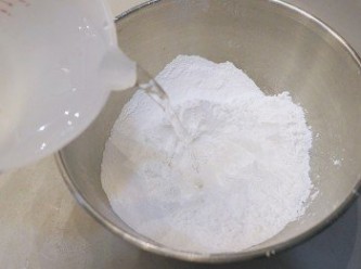 step2: 把粘米粉, 澄麵, 生粉過篩混合, 倒入水慢慢攪拌至無粉粒, 然後加油拌勻