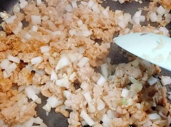 step5: 加入沙葛粒炒勻。