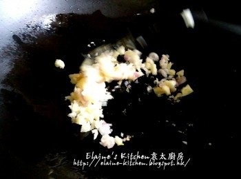 step6: 燒紅鑊 , 爆香蒜粒及乾蔥粒有香味