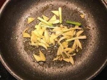 step6: 下蔥白、蒜片、薑片炒香；