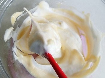 step10: 避免用攪拌(stir)的方式，否則空氣容易流失，影響pancake 的鬆軟度。