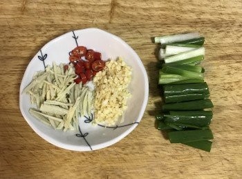 step2: 薑去皮洗淨切絲；蔥切段、辣椒去籽、蒜頭切末。