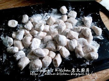 step9: 加少許木薯粉拌勻防黏成一團 , 用保鮮紙蓋好以免接觸空氣水份而乾裂