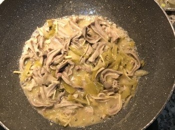 step10: 太白粉與半杯水混勻，倒入鍋中煮滾，試味道調整；