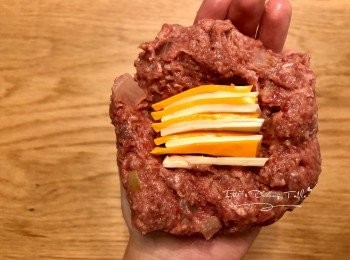 step4: 片裝芝士切成6份，如圖梅花間竹地疊上，釀入免治牛肉，用手搓圓壓實