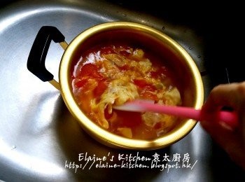 step5: 將蛋液加入蕃茄湯內靜置數分鐘至蛋液成塊狀 , 再輕輕拌勻