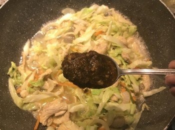 step8: 加入水和麻辣醬拌勻；