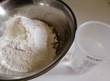 step1: 大碗內放酵母及麵粉攪拌後，放入其他所有材料