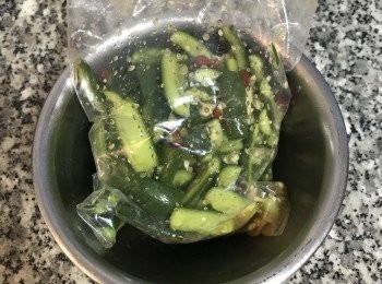 step8: 拿起夾鏈袋上下搖晃，讓所有<span class="group_1">食材</span>與<span class="group_2">調味料</span>都混勻；取一小塊試味道後微調，再封起來搖勻後，放入冷藏10分鐘即可。