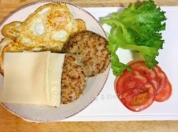 step12: 再煎個蛋、準備些起司片、蕃茄片、生菜，用美奶滋塗在略煎的土司上，擺上自己喜歡的配料，並在漢堡排上擠些蕃茄醬和日式美奶滋即可。