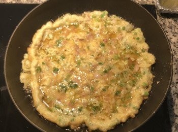 step7: 將蛋液ㄧ次全倒入鍋中；