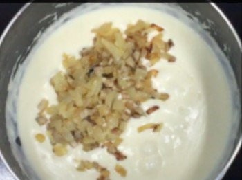 step3: 氣炸鍋製作中時，此時可將洋蔥碎，煙肉碎用少許油炒香備用
 同時準備<span class="group_2">醬汁</span>，將車打芝士、牛油溶液、cooking cream（酸忌廉）、乳酪、鹽、黑胡椒拌勻
 將炒好的洋蔥碎，煙肉碎加至<span class="group_2">醬汁</span>中拌勻