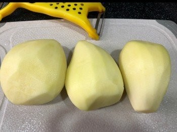 step1: 3隻薯仔去皮切片蒸熟