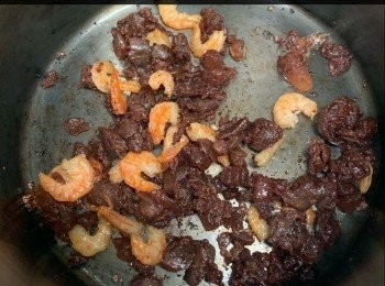 step11: 2. 潤腸拖水，去腸衣，切粒，備用。