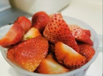 step1: 先將新鮮士多啤梨洗淨切蒂備用，因爲我喜歡大粒肉，所以每粒只切了一半。