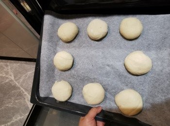 step3: 然後將準備好的麵糰盤中間放杯熱水再放入不開啟的焗爐內發酵40分鐘。