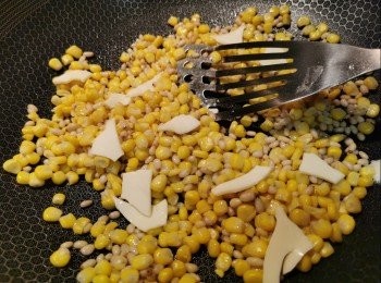 step1: 先加少許油落鑊，再加松子炒粟會。再加埋粟米落去炒，加少許鹽。如果不是罐頭粟米便最好加一匙水落去炒至乾身一點。再加牛油炒幾下至均勻，再切開芝士至細片在上面。