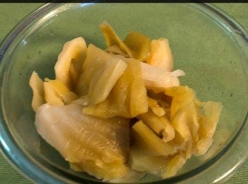 step2: 鹹菜洗淨（同店鋪要有甜味的那種），用水浸20分鐘便可。