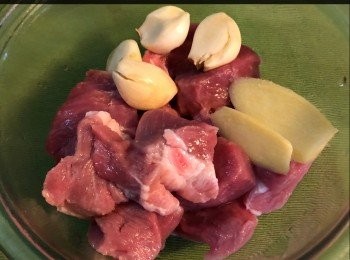 step4: 肉排洗凈後，將肉"飛水備用，蒜頭及薑洗淨切片備用。