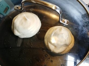 step13: 將麵糊向上像層層疊堆高式擠進平底鑊中（分成兩份），直接蓋上鍋蓋等5-6分鐘（中小火）。