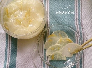 step3: 將柚子蜜和食醋混合後，然後一層一層均勻塗抹在蘿蔔片上