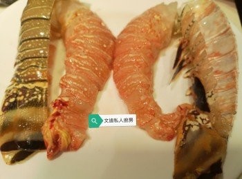 step2: 龍蝦一開二，起肉斬件備用