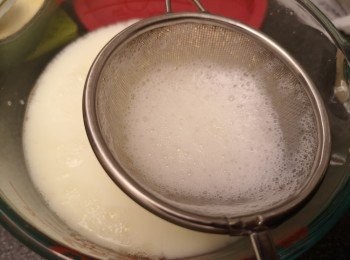 step3: 先略打發蛋白，加入椰子水攪拌，再加入鮮奶攪拌，用篩隔去雜質。