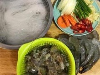 step1: 鮮蝦去頭、去殼、去泥腸後洗淨備用，蝦頭和蝦殼要留下；冬粉冷水泡軟；洋蔥切條、蒜頭切片；薑去皮切小片；辣椒去籽斜切；蔥切段；