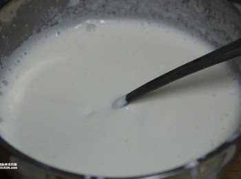step4: 剪開法國綠色山丘動物性鮮奶油到在打發碗裡。