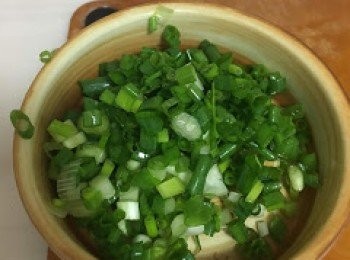 step1: 蔥洗淨後去根切粒, 火腿卷起後切粒備用