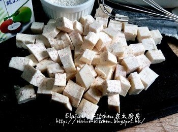 step1: 芋頭去皮切粒 , 用中火隔水蒸20分鐘