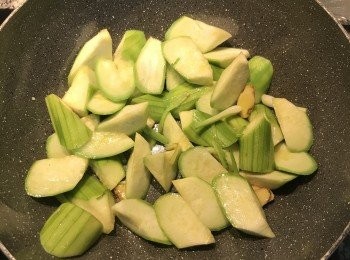 step4: 熱鍋後下油，放入絲瓜中火快炒，讓絲瓜都沾上油（可以防止絲瓜變黑）；