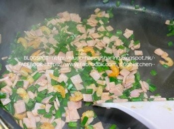 step2: 燒熱油鍋，加入蝦米爆香，下火腿粒及韭菜粒炒熟，放涼，備用。