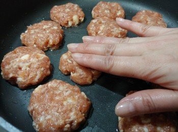 step9: 放在掃了油的煎鍋上， 稍為壓扁成餅狀*****

**Tips: （排好所有肉餅才開火; 這方法有助所有肉餅熟的時間相約)