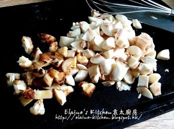 step2: 冬菇 , 白蘑菇分別切粒 , 椰菜切絲