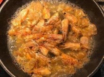 step2: 炒鍋下少許油，炒香蝦殼與蝦頭後，