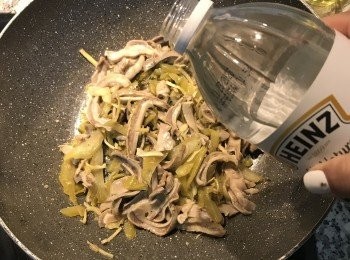step9: 倒入醋快炒；