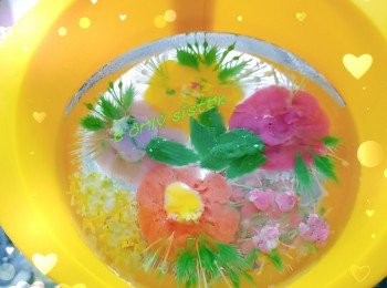 step4: 海藻果凍粉 加糖撈勻…加入杏仁奶攪勻..用碗盛載..放入煲內…注入熱水..開火坐溶…分開數碗..加入不同天然色粉攪勻..繼續隔熱水坐住..保持溫度..避免凝固…就可做花..