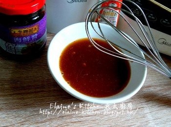 step5: <span class="group_3">調味料</span>放入碗內 , 加1杯水份量拌勻備用