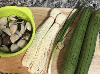step1: 蛤仔洗淨；蔥和薑洗淨；