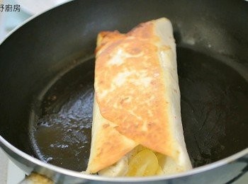 step10: 用大火熱鍋, 落油, 將捲餅放進, 煎1分鐘後反轉, 再煎半分鐘即可