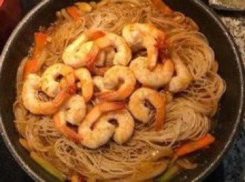 step10: 放入冬粉略拌ㄧ下，倒入蝦子；