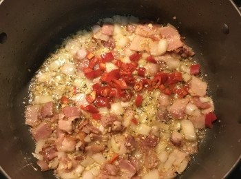 step8: 放入辣椒，並用鹽和黑胡椒粉調味拌勻；