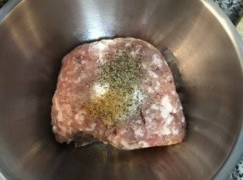 step3: 現用鹽、黑胡椒粉和糖將絞肉攪拌到產生黏性；