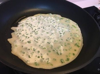 step3: 平底鑊中火燒熱, 落油, 油熱後落粉漿, 搖動隻鑊令粉漿勻衡舖滿鑊面