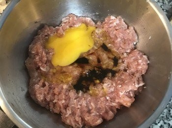 step4: 接著加入全蛋、醬油和橄欖油拌勻；拌到液體完全吸收後，