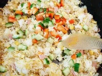 step6: 最後加入青瓜粒和紅燈籠椒粒略快炒勻。