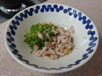 step1: 蟹肉放碗中（如有水分先搾乾），加入芫茜